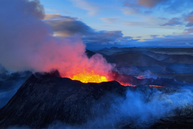 Observation d'un volcan en cours d'éruption (Islande 2021) - extrait